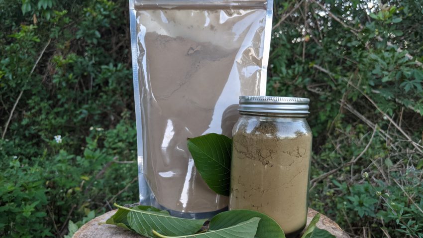 Kratom candle with crushed leaf and powder