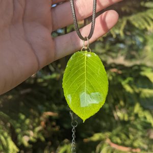 Kratom Leaf Necklace with Christmas Tree Background